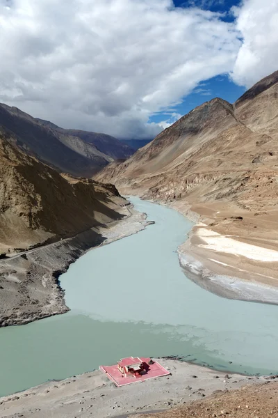 Συμβολή των ποταμών zanskar και ποταμού Ινδού, το hiamalayas — Φωτογραφία Αρχείου