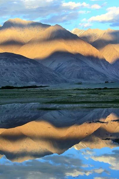 Bergen en reflectie in water.sunset. Himalaya — Stockfoto