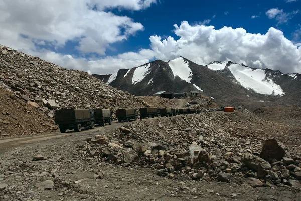 Vrachtwagens op bergweg. Ladakh. India — Stockfoto
