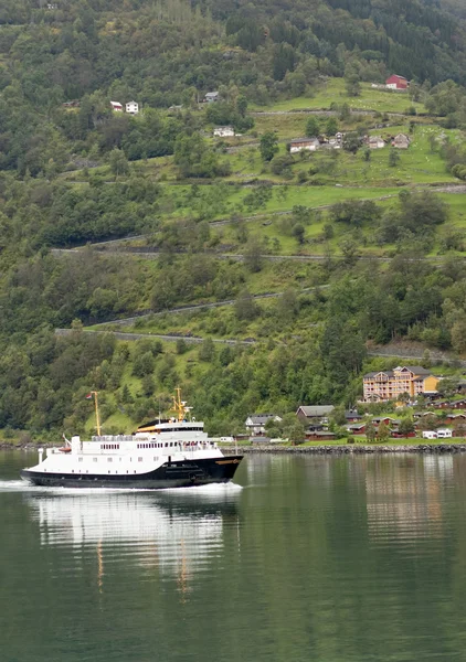 Ferry in Geirangerfjorden — Stockfoto