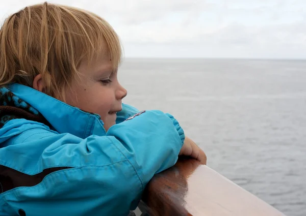 Дитина на човні рейлінги Ліцензійні Стокові Зображення