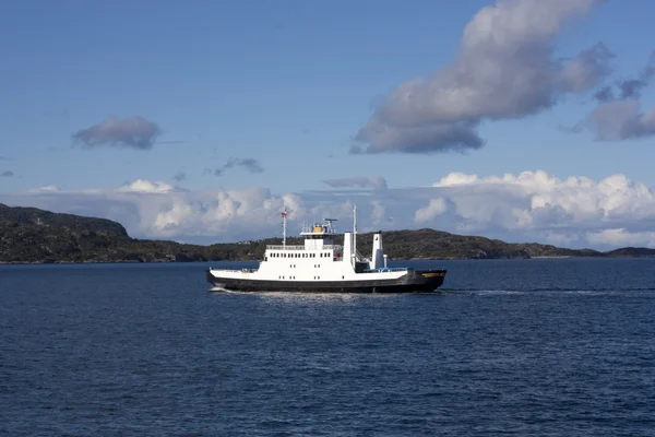 Voiture ferry sur un fjord norvégien — Photo
