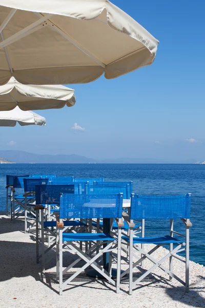 Εστιατόριο δίπλα στη θάλασσα σε ένα ελληνικό νησί — Φωτογραφία Αρχείου