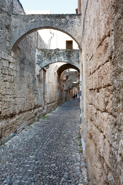 Medeltida gränd i Rhodos gamla stad — Stockfoto