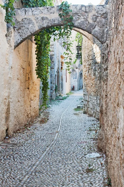 Kopfsteinpflaster-Allee in der Altstadt von Rhodos, Griechenland — Stockfoto