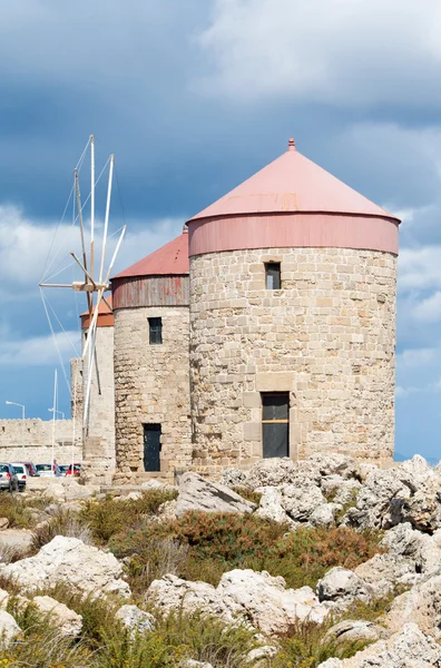 Średniowieczne wiatraki w portu mandraki, Rodos, Grecja — Zdjęcie stockowe