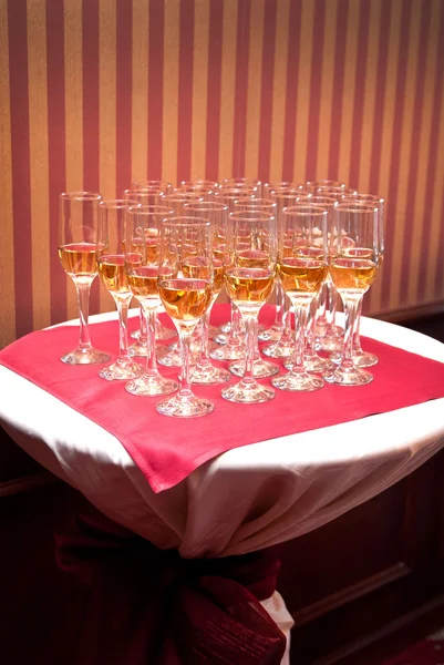 En rad champagneglas — Stockfoto