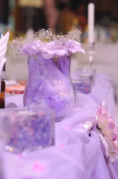 Violet decoratie op bruiloft Stockfoto