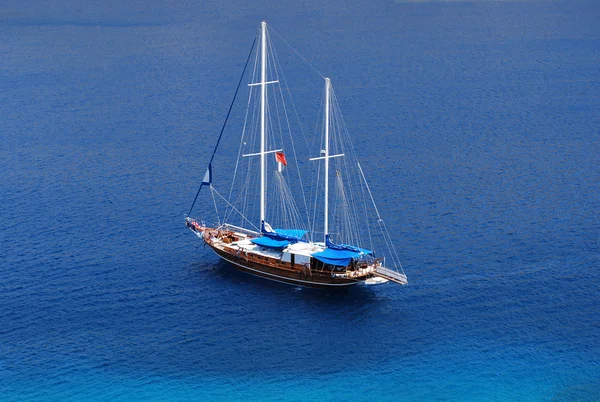 Sail yacht in the open sea — Stok fotoğraf