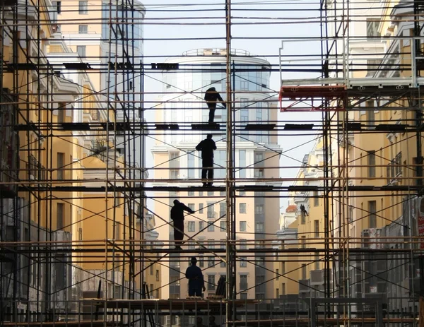 Trabajador de la construcción en el andamio — Foto de Stock