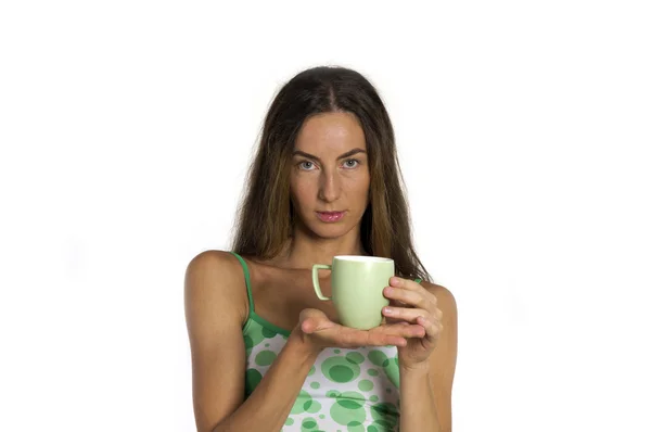Hermosa mujer con taza en las manos — Foto de Stock