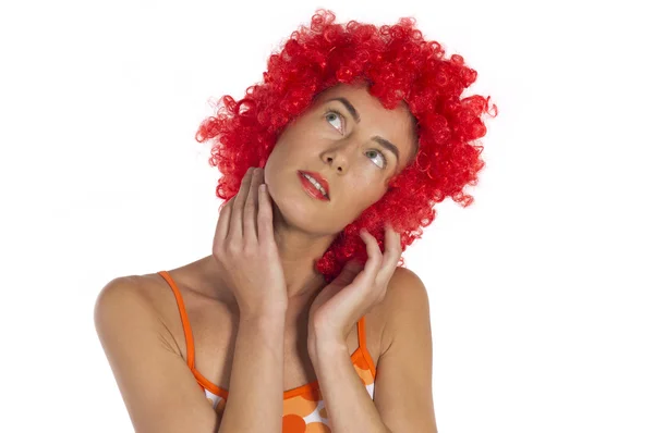 Όμορφη γυναίκα σε ένα πορτοκαλί περούκα — Φωτογραφία Αρχείου