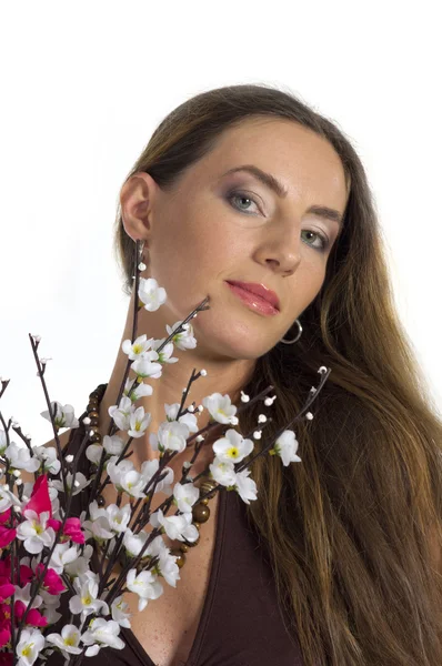 Mooie jonge vrouw met met bloemen — Stockfoto