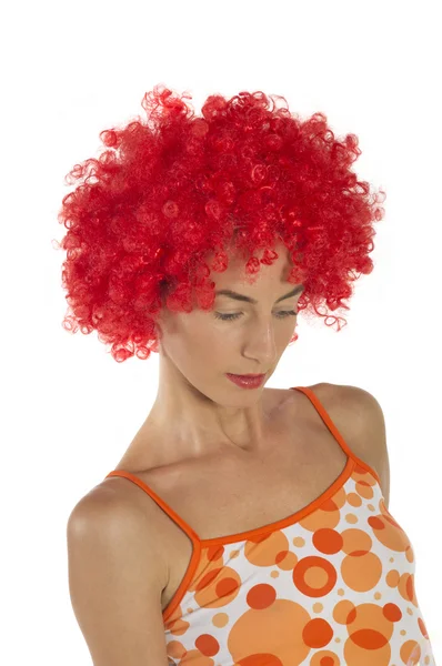 Όμορφη γυναίκα σε ένα πορτοκαλί περούκα — Φωτογραφία Αρχείου