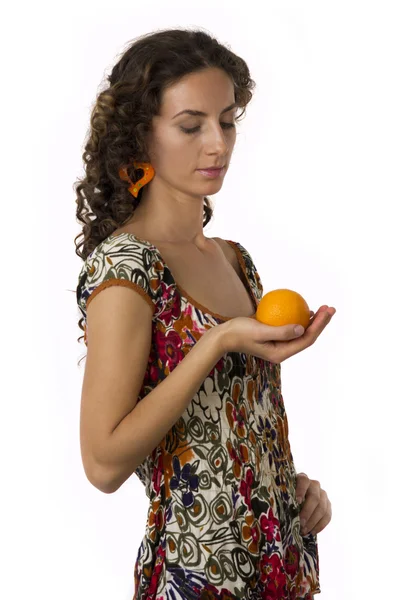 Милая девушка с апельсином в руках — стоковое фото