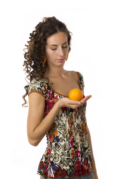 Menina bonito com uma laranja em suas mãos — Fotografia de Stock
