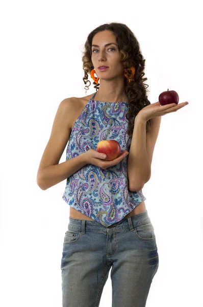 Милая девушка с яблоками в руках — стоковое фото
