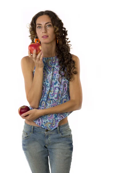 Милая девушка с яблоками в руках — стоковое фото