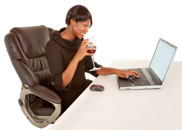Žena SMS někomu při pití vína — Stock fotografie