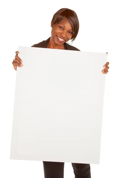 Mujer afroamericana sosteniendo un signo blanco en blanco —  Fotos de Stock