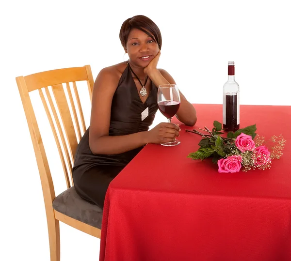 Frau wird von jemandem mit Blumen und Wein umworben — Stockfoto