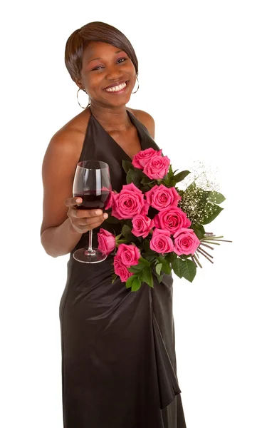 Mutlu bir kadın güller ve bir kadeh şarap ile poz — Stok fotoğraf