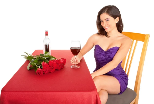 Γυναίκα να φλερτάρει με κάποιον με λουλούδια, ένα κρασί — Φωτογραφία Αρχείου