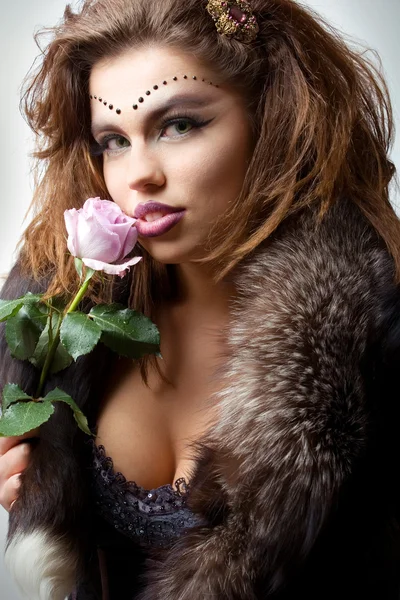 Bellezza con Rose — Foto Stock