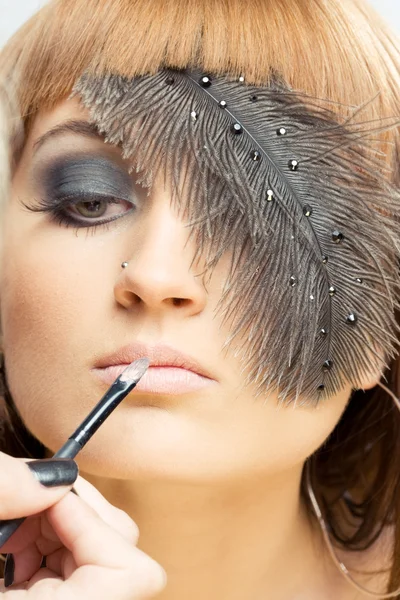 Tillämpar make-up — Stockfoto