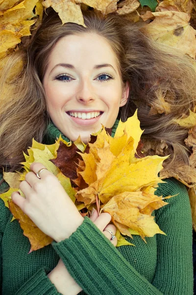 Fiatal nő marple levelekkel — Stock Fotó