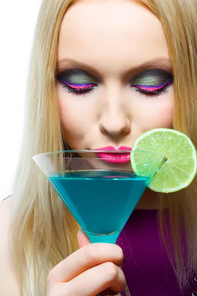 Hinreißende Blondine mit Cocktail — Stockfoto