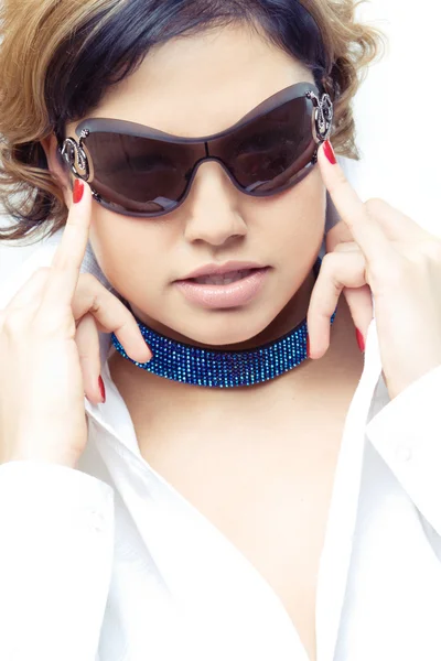 Young woman wearing sunglasses — Stock Photo, Image