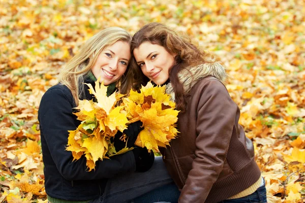 Outdoor portrait of two young women — Stock Photo, Image