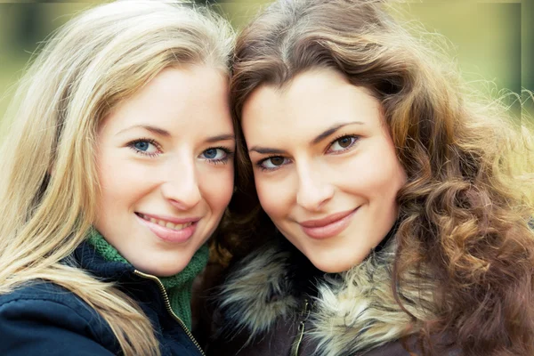 공원에 있는 두 젊은 여자 — 스톡 사진