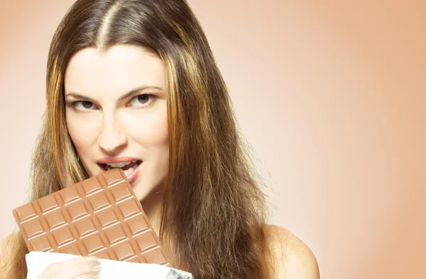 Comer chocolate — Foto de Stock