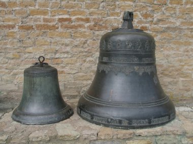 iki bronz bells