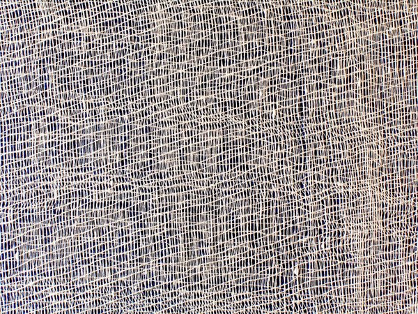 белая марля на черном фоне
