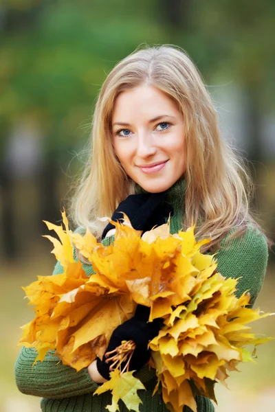 Jeune femme dans le parc — Photo