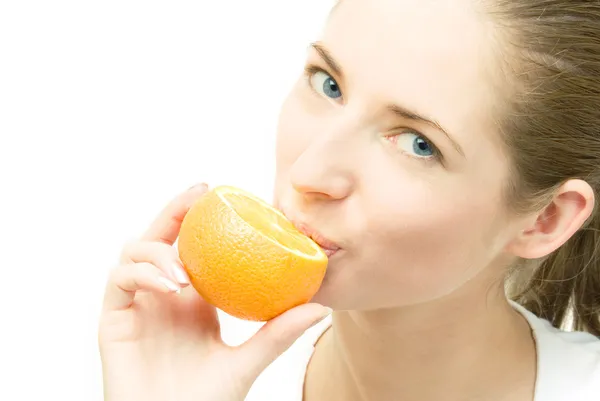 Νεαρή γυναίκα με πορτοκάλι — Φωτογραφία Αρχείου