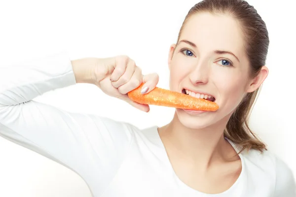 Ест морковку — стоковое фото