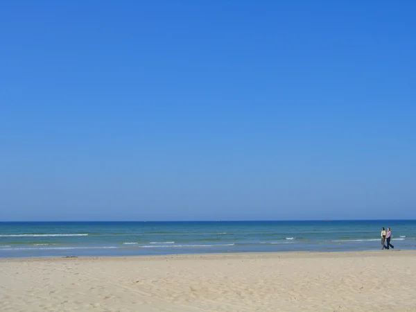 Pár na pláži pirita v tallinn, Estonsko — Stock fotografie