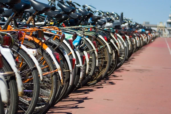 Geparkeerde bikes — Stockfoto