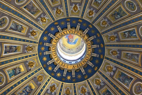 St. Peter Bazilikası 'nın Kubbesi — Stok fotoğraf