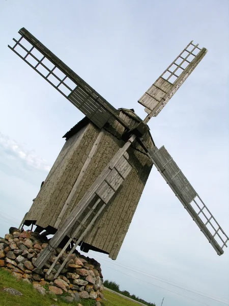 Stary wiatrak na wyspie Sarema, estonia — Zdjęcie stockowe