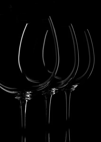 Copos de vinho em preto — Fotografia de Stock