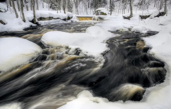 Flödande vintern vattenfall — Stockfoto