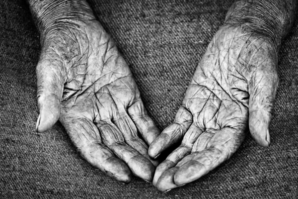 老女人的手 — 图库照片