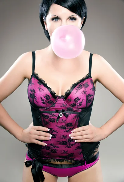 Sexy brunette met bubblegum — Stockfoto