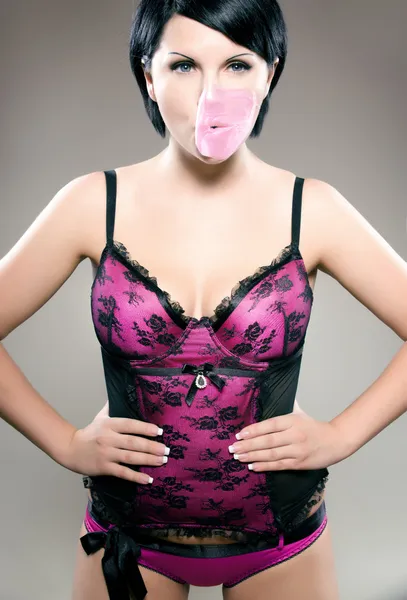 Morena sexy com bubblegum — Fotografia de Stock