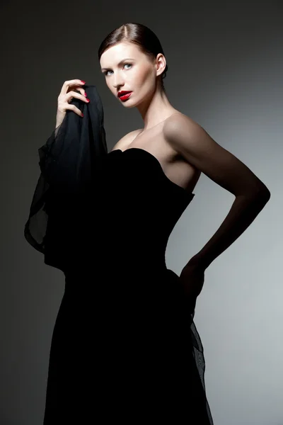 Jeune femme en robe noire — Photo